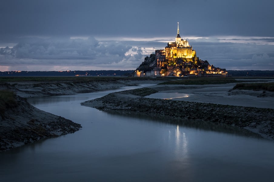 Landschap foto van de mon St Michel na zonsondergang, met licht.