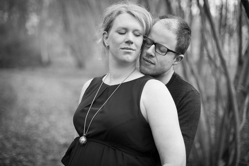 Man en zwangere vrouw omhelzen mekaar