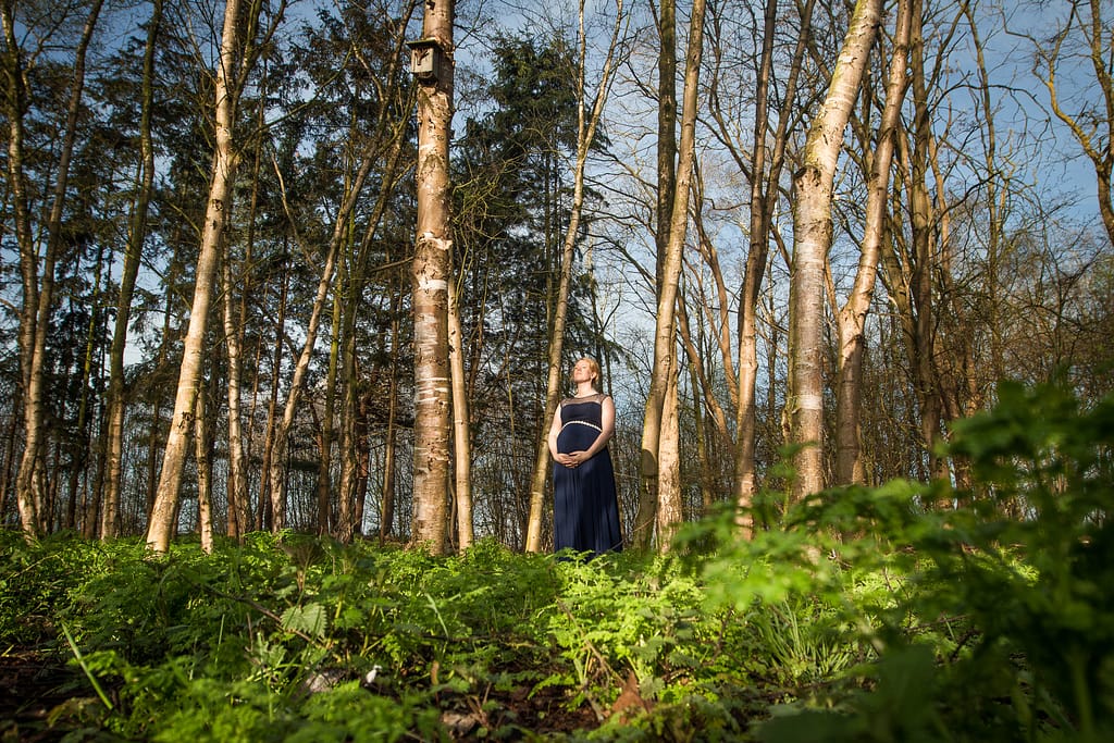 Fotoshoot zwangerschap in een bos
