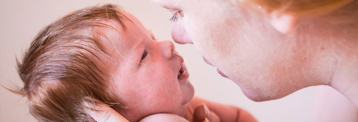Newborn Babyfotografie in Deinze met mama