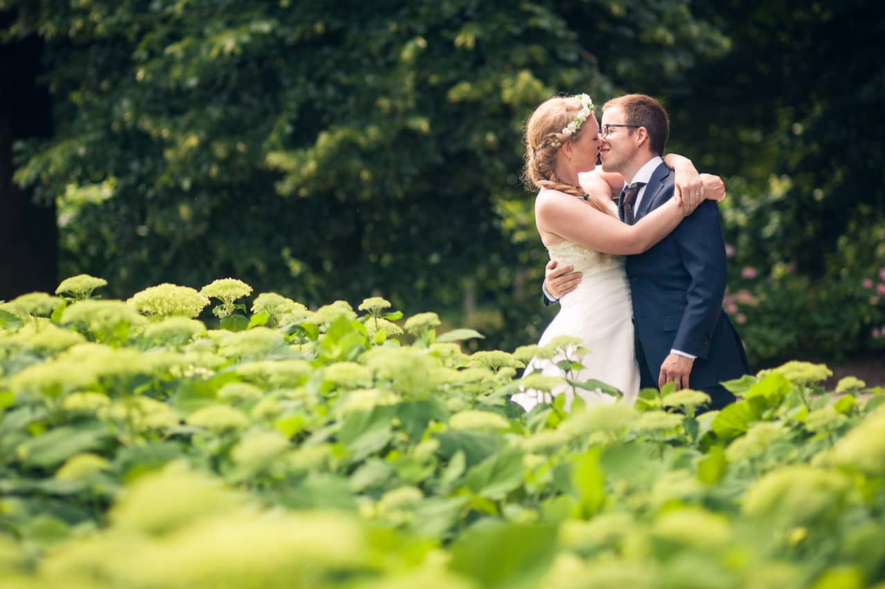 Huwelijksfoto van trouwkoppel in de natuur