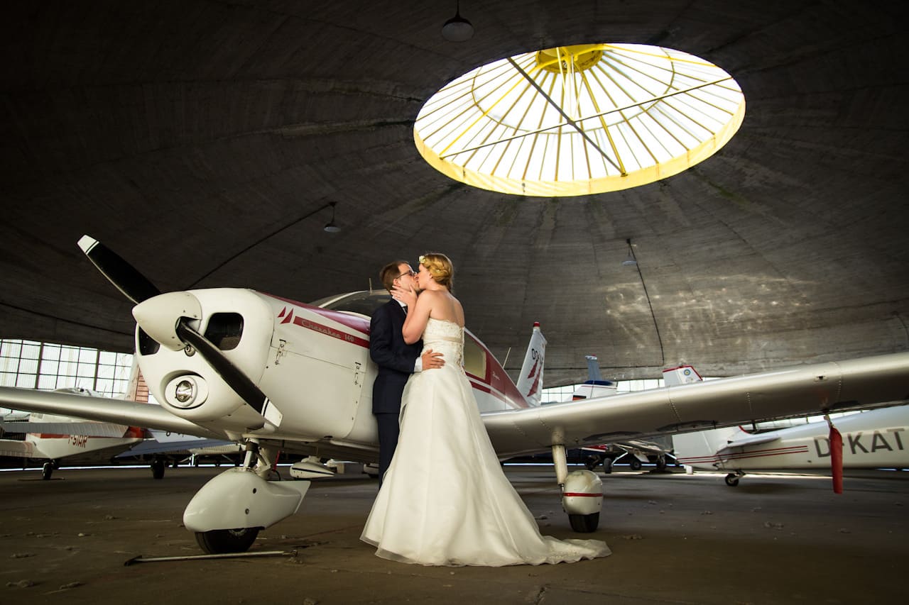 Indoor huwelijksfoto op een vliegveld